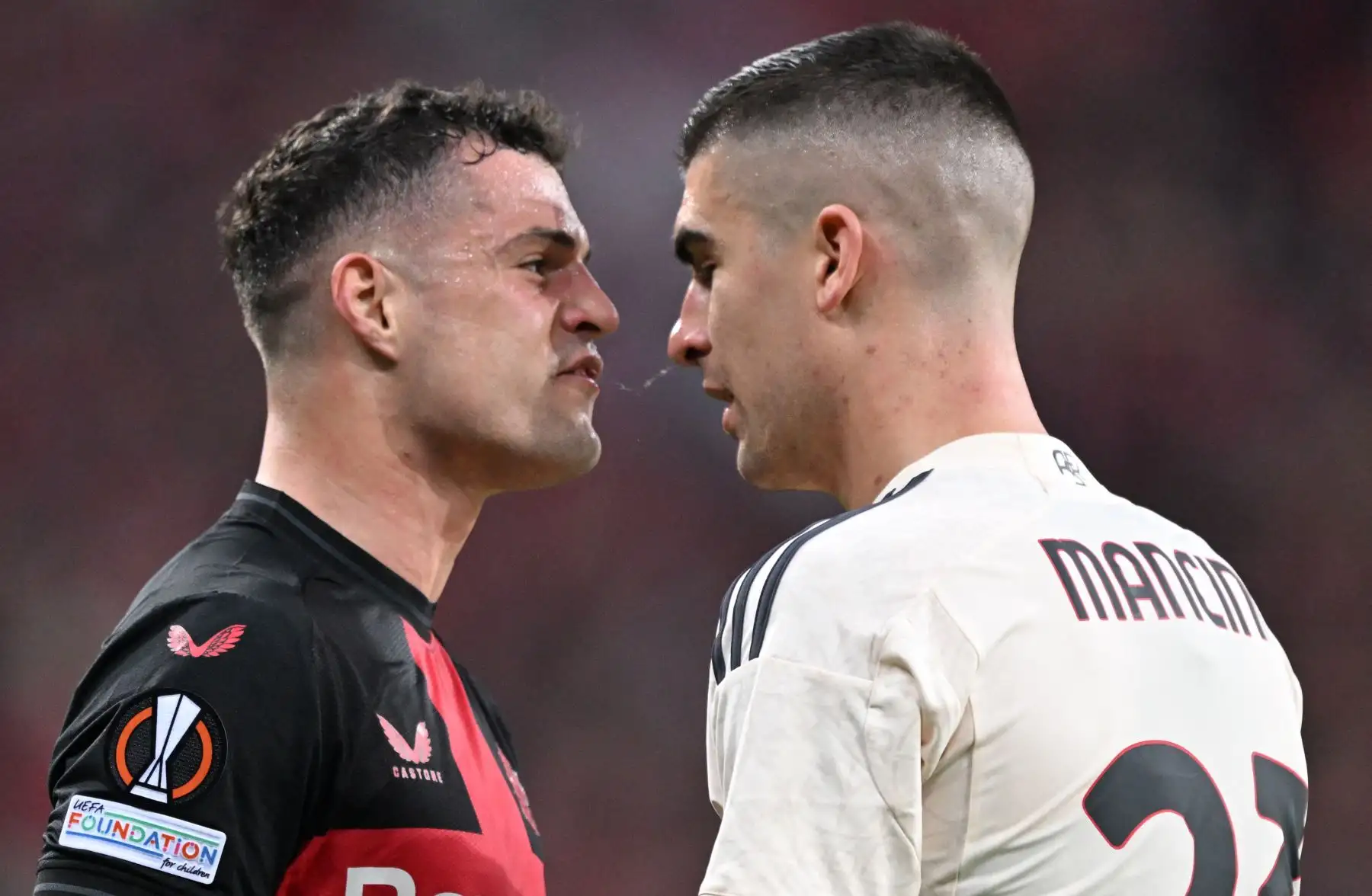 El mediocampista suizo del Bayer Leverkusen, Granit Xhaka y el defensor italiano de la Roma, Gianluca Mancini, discuten durante el partido. Foto: AFP