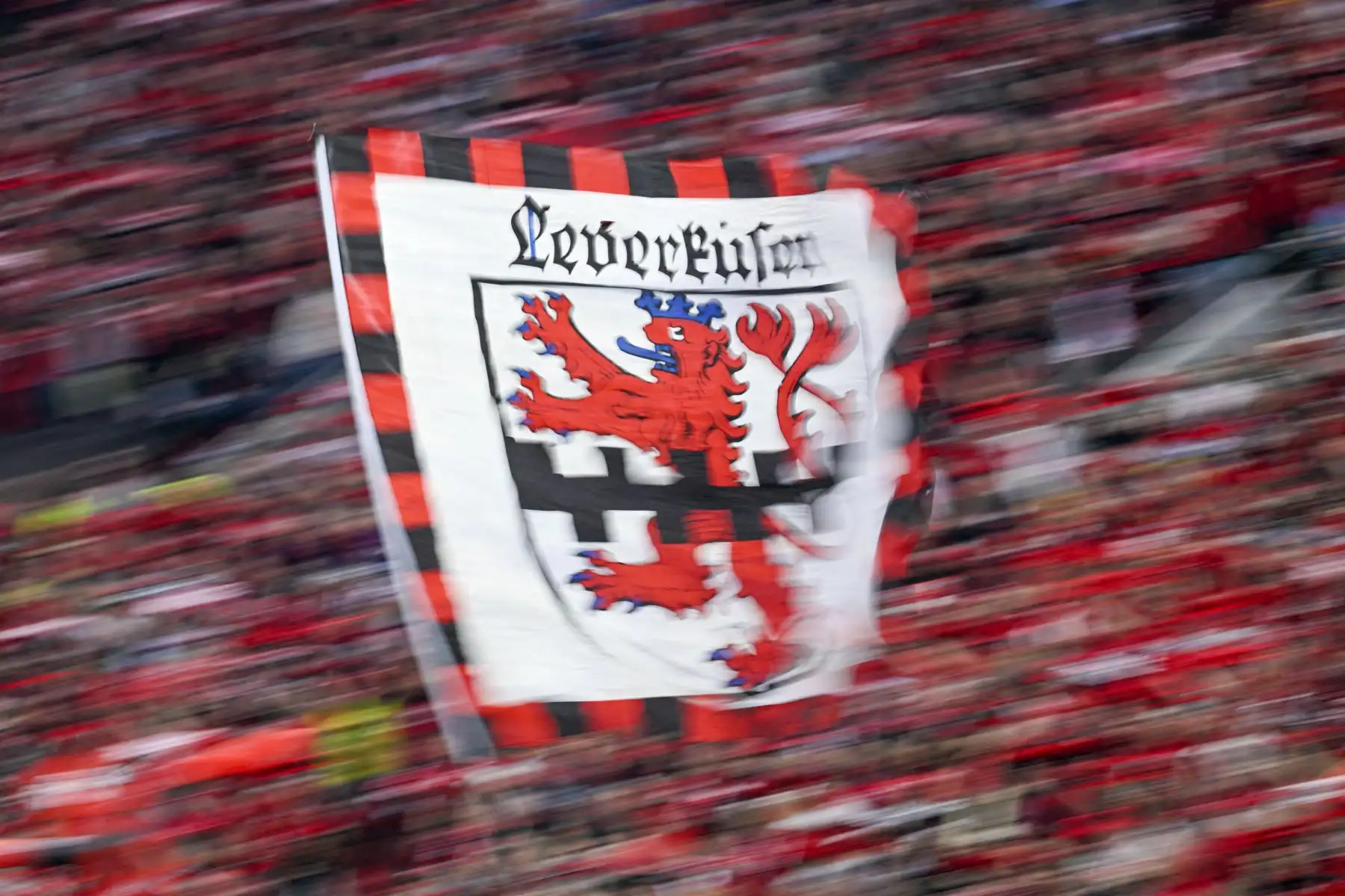 La bandera de Leverkusen ondea durante el partido de fútbol de vuelta de las semifinales de la UEFA Europa League entre Bayer Leverkusen y ASC Roma en Leverkusen. Foto: AFP
