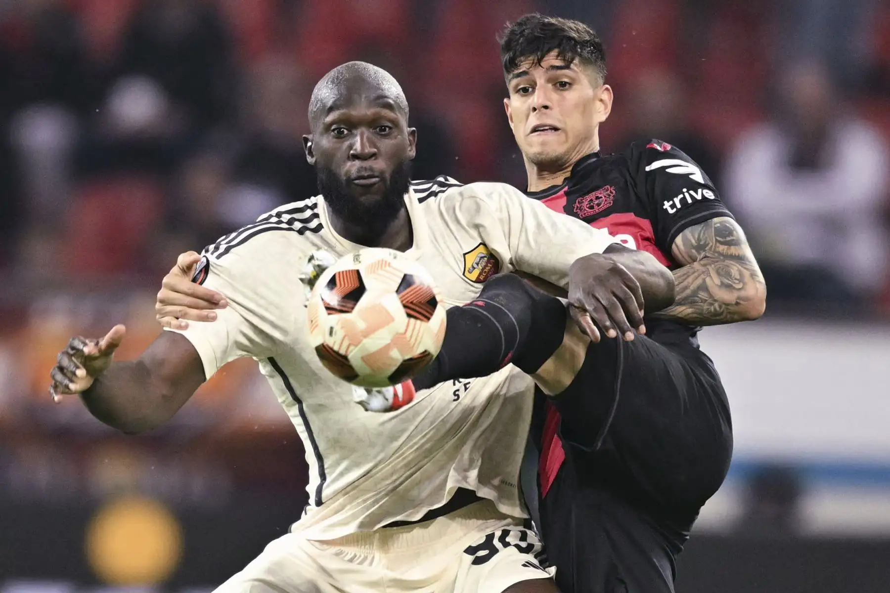 El mediocampista belga Romelu Lukaku de la Roma y el defensor ecuatoriano del Bayer Leverkusen Piero Hincapie compiten por el balón durante el partido de fútbol de vuelta de la semifinal de la UEFA Europa League entre Bayer Leverkusen y ASC Roma en Leverkusen. Foto: AFP