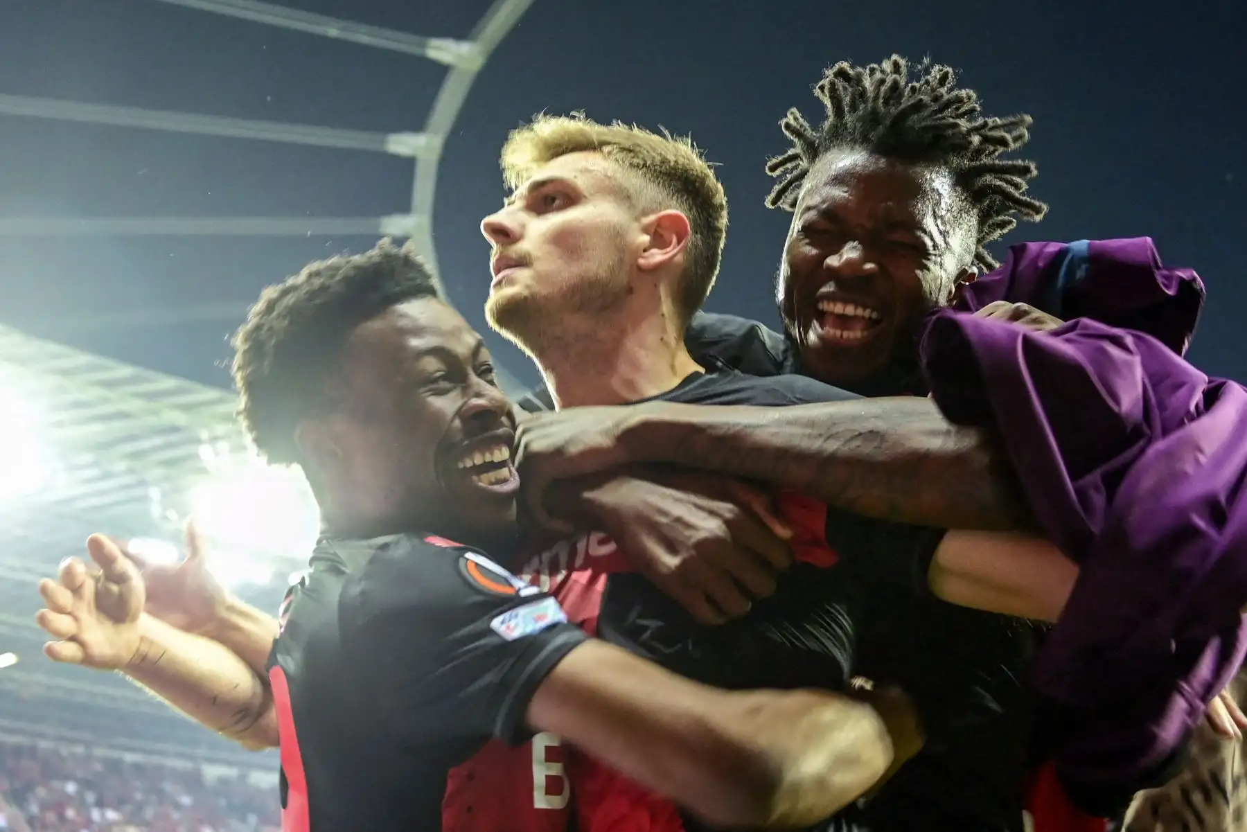 El defensa croata del Bayer Leverkusen, Josip Stanisic, celebra con sus compañeros el 2-2 durante el partido de fútbol de vuelta de la semifinal de la UEFA Europa League. Foto: AFP