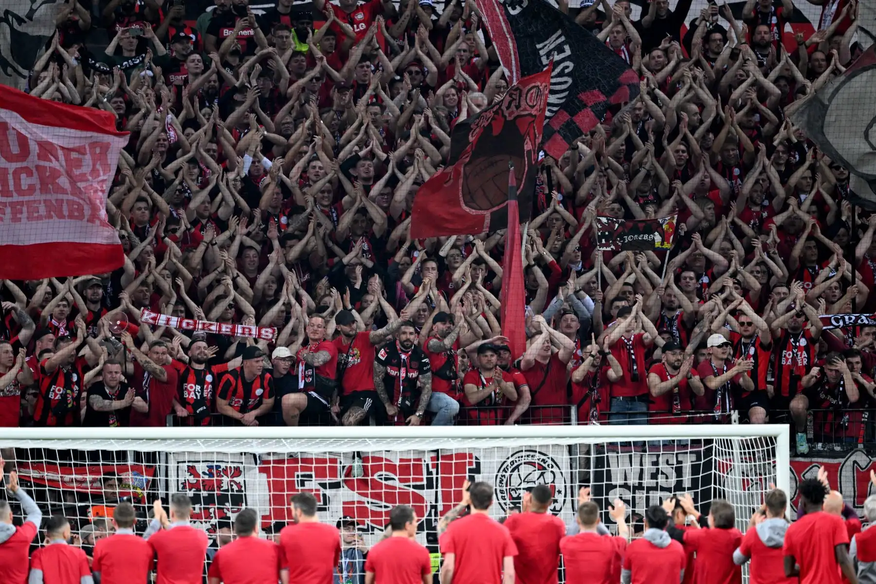 Los jugadores del Bayer Leverkusen celebran con los aficionados luego de su pase a la final. Foto: AFP