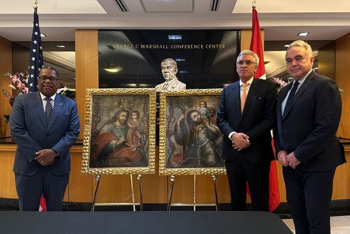 FBI entregó al vicecanciller Peter Camino dos pinturas virreinales que retornarán al Cusco