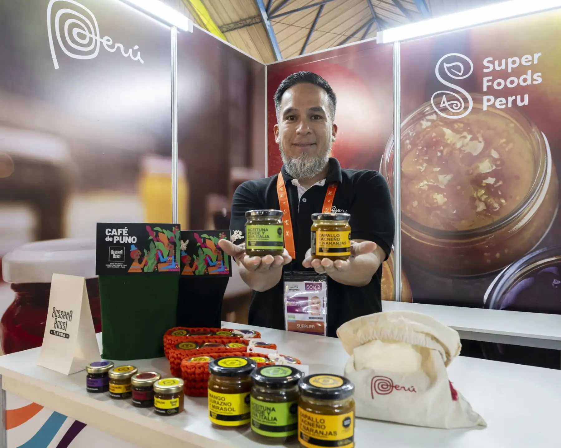 Productores de Arequipa, Junín, Cusco, Puno, Ayacucho y Tacna participan de la Feria APEC que se realiza en Arequipa en paralelo a la Cumbre APEC que se desarrolla en Cerro Juli. Las mype ofrecen a los delegados participantes sus mejores productos.  ANDINA/Difusión