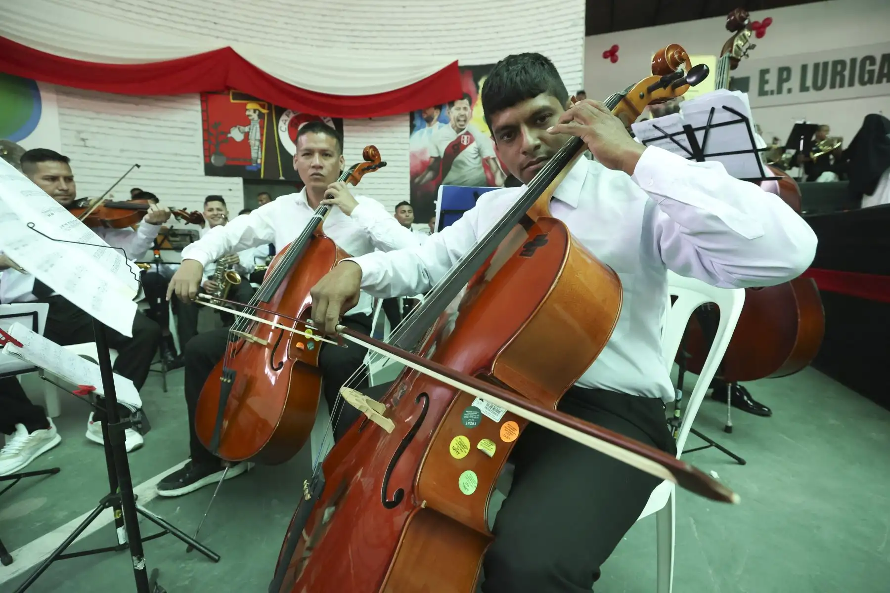 Más de 100 internos de los penales Lurigancho, Callao y Castro Castro integrantes de Orquestando, programa de formación musical del INPE, comparten con sus madres en un recital musical a cargo de la Orquesta Sinfónica Nacional.

Foto: ANDINA/Juan Carlos Guzmán Negrini