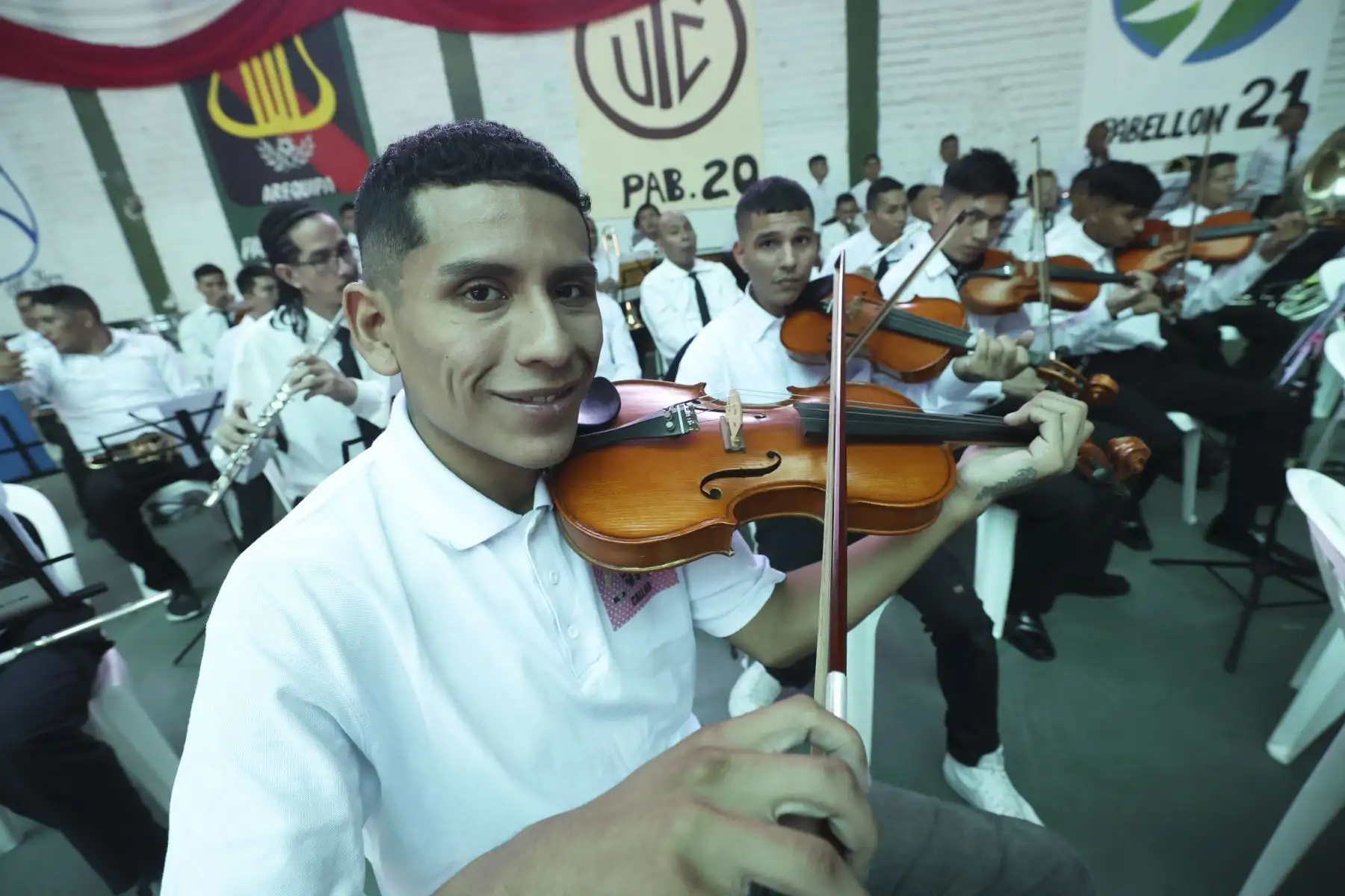 Más de 100 internos de los penales Lurigancho, Callao y Castro Castro integrantes de Orquestando, programa de formación musical del INPE, comparten con sus madres en un recital musical a cargo de la Orquesta Sinfónica Nacional.

Foto: ANDINA/Juan Carlos Guzmán Negrini