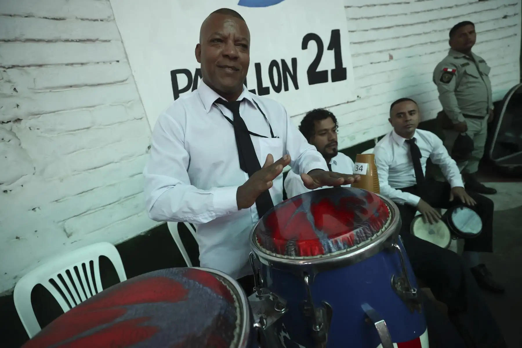 Esta actividad se da como inicio de la temporada 2024 del "Ciclo de los Elencos Nacionales en establecimientos penitenciarios: SEGUNDA LLAMADA".  Los internos beneficiarios que asisten a este concierto acompañados por sus madres o esposas como parte de la celebración del Día de la Madre, reconociendo su buen comportamiento y su positivo progreso en los procesos de resocialización. 

Foto: ANDINA/ Juan Carlos Guzmán