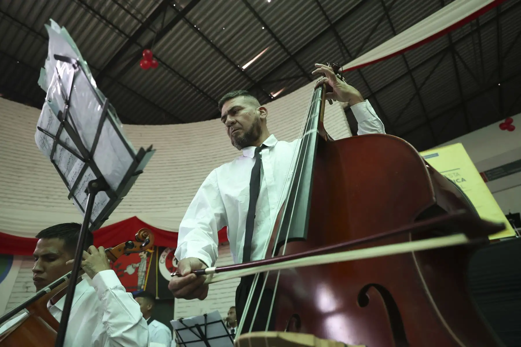 Más de 100 internos de los penales Lurigancho, Callao y Castro Castro integrantes de Orquestando, programa de formación musical del INPE, compartirán con sus madres en un recital musical a cargo de la Orquesta Sinfónica Nacional.

Foto: ANDINA/Juan Carlos Guzmán Negrini