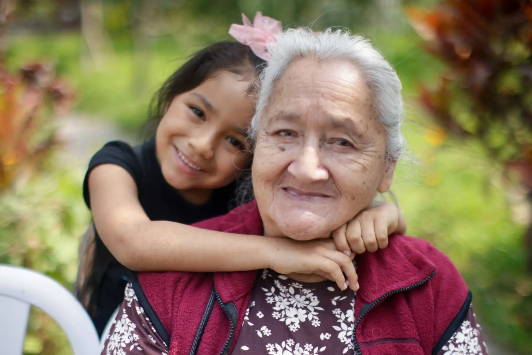Obdulia Morales Palacios de 78 años, al lado de su bisnieta Mía Flores Cumbreras de 6 años. Con motivo del Día de la Madre, Pensión 65 reconoció a un grupo de madres del programa social, en el parque Túpac Amaru en San Juan de Lurigancho. Foto: ANDINA/Luis Iparraguirre