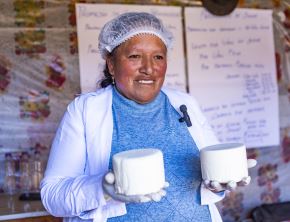 Lourdes Rivera sacó adelante a sus cinco hijos gracias a la venta de queso y yogurt que elabora en la comunidad de San José, provincia de Jauja. Ella es un ejemplo de mamá superheroína. ANDINA/Difusión