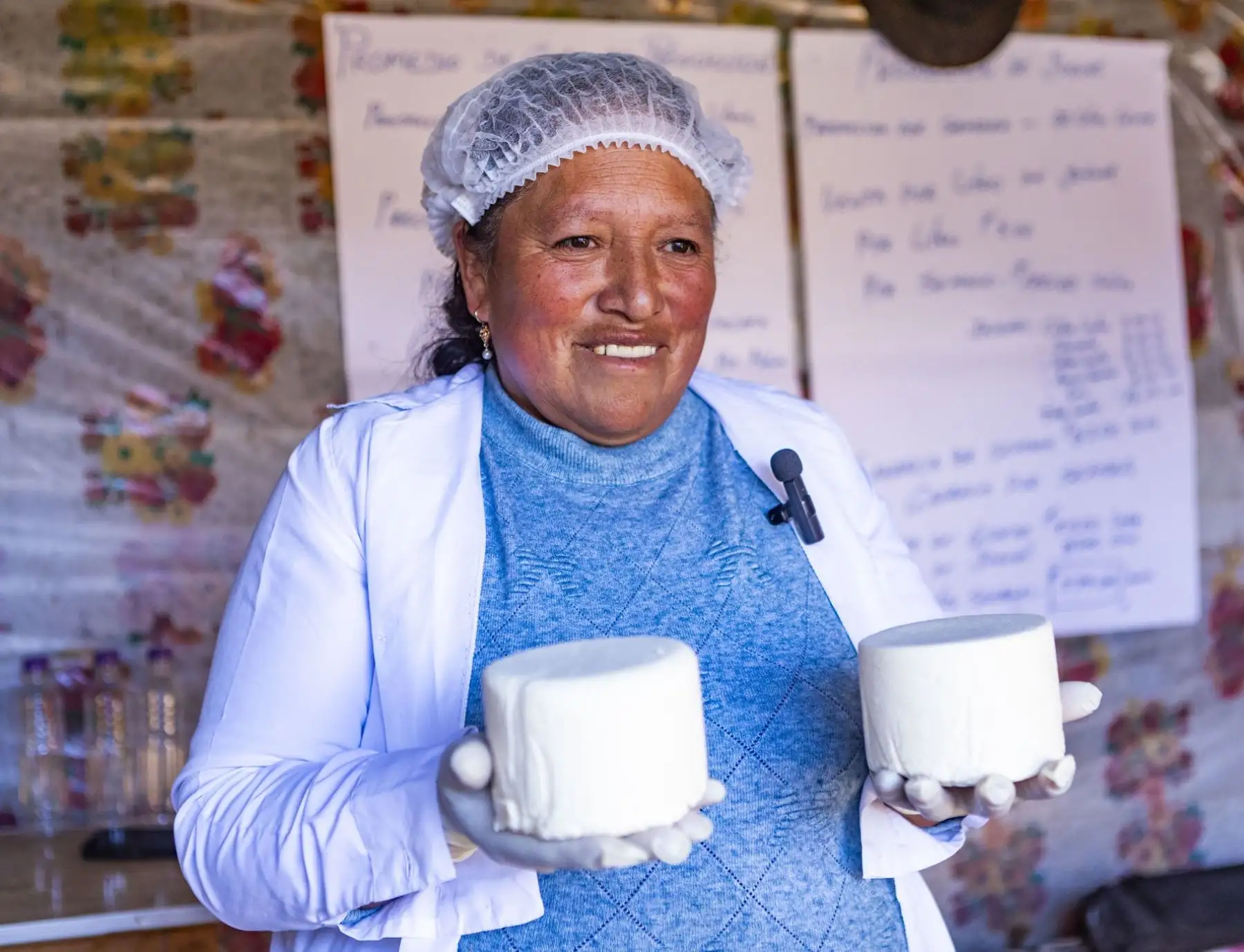Lourdes Rivera sacó adelante a sus cinco hijos gracias a la venta de queso y yogurt que elabora en la comunidad de San José, provincia de Jauja. Ella es un ejemplo de mamá superheroína. ANDINA/Difusión