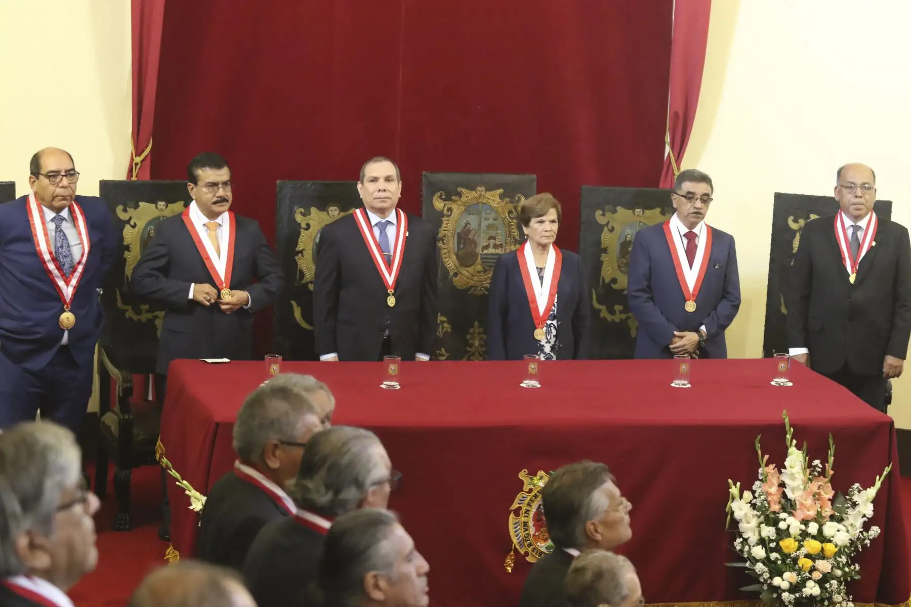 Como parte de las actividades oficiales por el 473° aniversario, un grupo de egresados sanmarquinos son reconocidos, por su destacada trayectoria profesional y por los importantes cargos o funciones que ejercen en distintas instituciones en el país.
Foto: ANDINA/Héctor Vinces
Foto: ANDINA/Héctor Vinces
