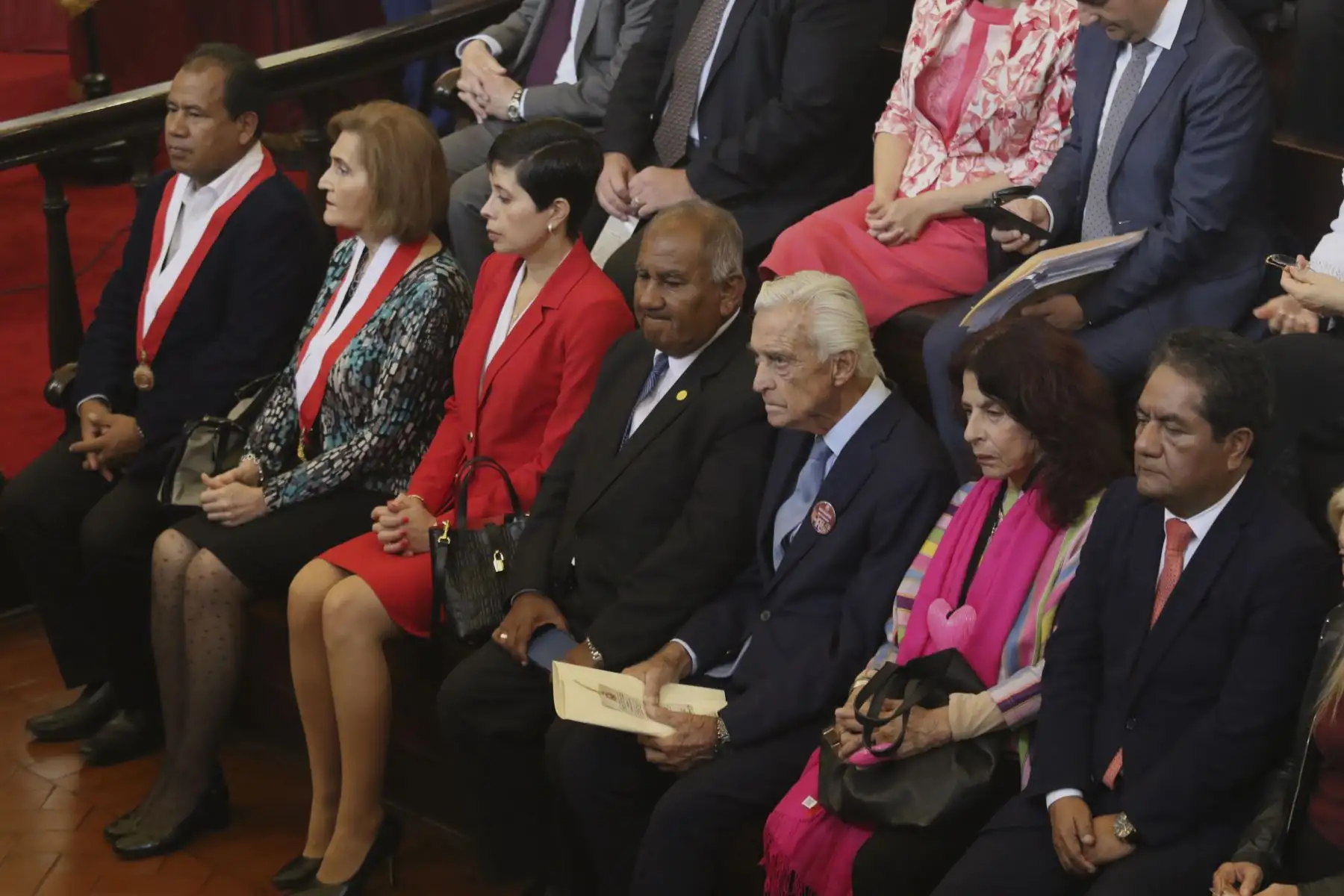 Como parte de las actividades oficiales por el 473° aniversario, un grupo de egresados sanmarquinos son reconocidos, por su destacada trayectoria profesional y por los importantes cargos o funciones que ejercen en distintas instituciones en el país.
Foto: ANDINA/Héctor Vinces
Foto: ANDINA/Héctor Vinces