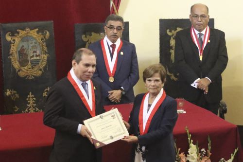 Este máximo galardón fue otorgado al presidente Arévalo, por la rectora Jeri Ramón Ruffner. Foto: ANDINA/Difusión