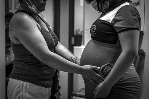 Lisbeth (34) y Mabel (16) enfrentan juntas un capítulo difícil de su historia familiar. La niña tiene 36 semanas de embarazo. Foto Andrés Valle/ANDINA