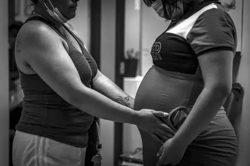 Lisbeth (34) y Mabel (16) enfrentan juntas un capítulo difícil de su historia familiar. La niña tiene 36 semanas de embarazo. Foto Andrés Valle/ANDINA