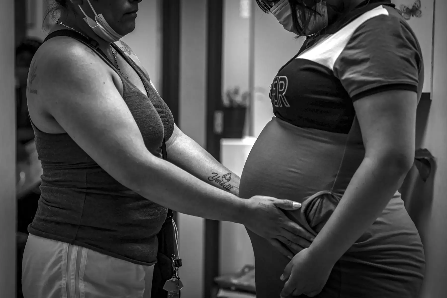 Lisbeth (34) y Mabel (16) enfrentan juntas un capítulo difícil de su historia familiar. La niña tiene 36 semanas de embarazo. Foto Andrés Valle/ANDINA