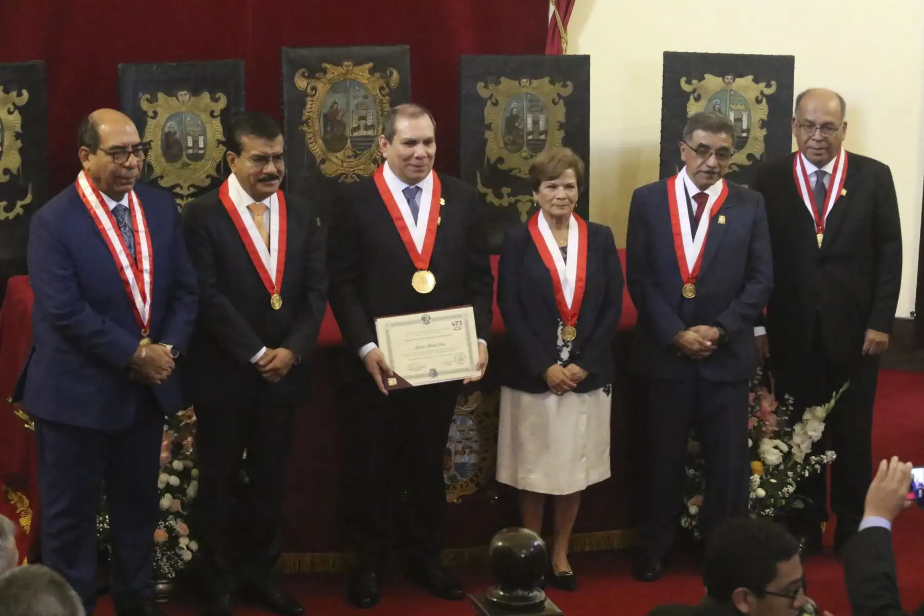 Como parte de las actividades oficiales por el 473° aniversario, un grupo de egresados sanmarquinos son reconocidos, por su destacada trayectoria profesional y por los importantes cargos o funciones que ejercen en distintas instituciones en el país.
Foto: ANDINA/Héctor Vinces