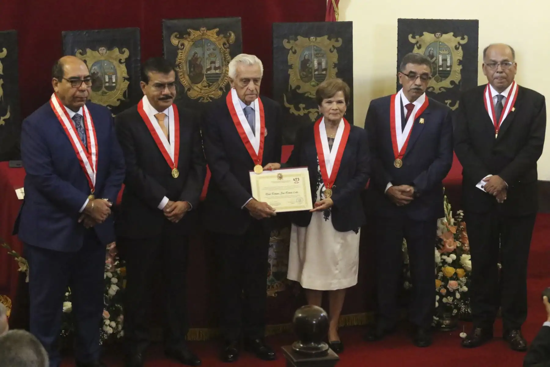 Como parte de las actividades oficiales por el 473° aniversario, un grupo de egresados sanmarquinos son reconocidos, por su destacada trayectoria profesional y por los importantes cargos o funciones que ejercen en distintas instituciones en el país.
Foto: ANDINA/Héctor Vinces