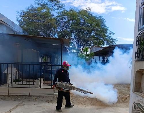 Ante la cercanía del Día de la Madre, se espera una masiva asistencia de público en los cementerios de Piura, por ello la Municipalidad Provincial fumigó los camposantos para prevenir casos de dengue. ANDINA/Difusión