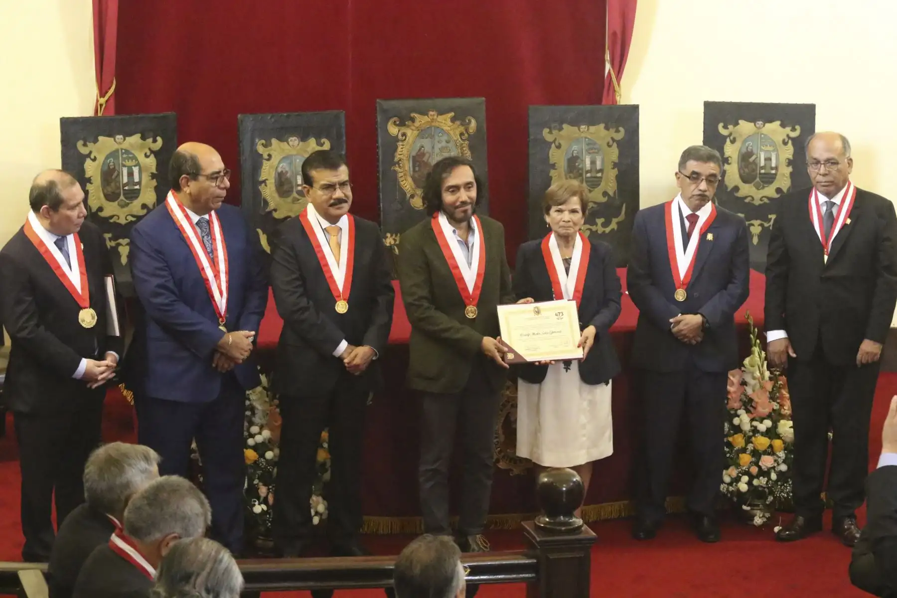 Como parte de las actividades oficiales por el 473° aniversario, un grupo de egresados sanmarquinos son reconocidos, por su destacada trayectoria profesional y por los importantes cargos o funciones que ejercen en distintas instituciones en el país.
Foto: ANDINA/Héctor Vinces