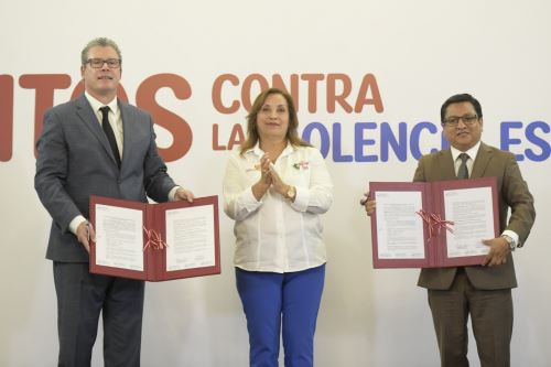 El ministro de Educación, Morgan Quero, y su homólogo de Salud, César Vásquez, firmaron un convenio de cooperación interinstitucional. Foto: ANDINA/Difusión