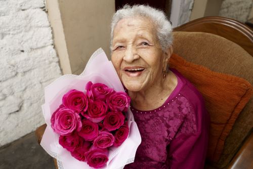 Graciela "Chelita" Pérez, de 100 años, fue una de las agasajadas por la ONP. ANDINA/ ONP.