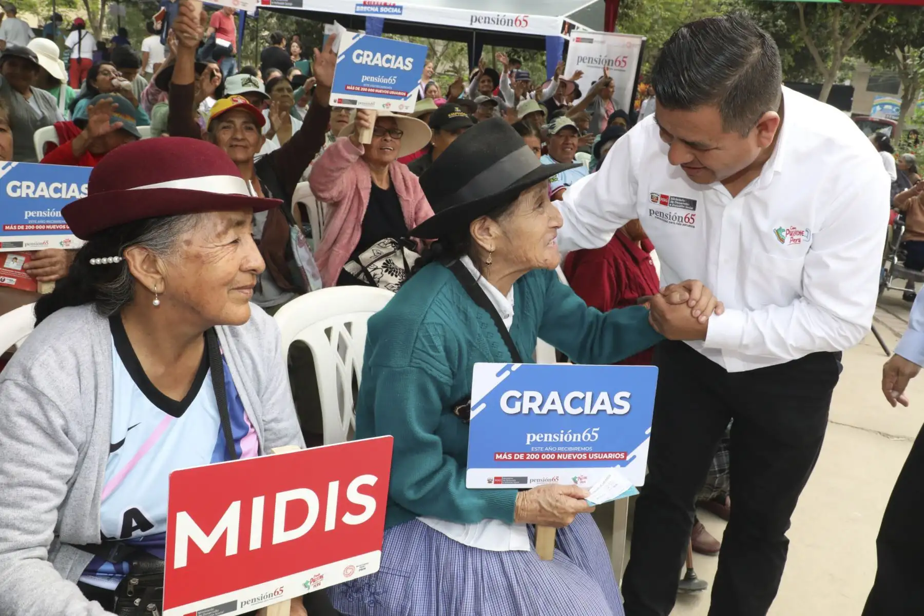 En el marco del Día de la Madre, Pensión 65 reconoció a doña Ubalda Bernal Cristóbal, una mujer de 73 años que ha sorprendido a todos sus vecinos de San Juan de Lurigancho por su historia de lucha y por haberse convertido en una pieza fundamental de la olla común “Las Triunfadoras”, ubicada en la zona de Villa Solidaridad.
Foto: Pensión 65