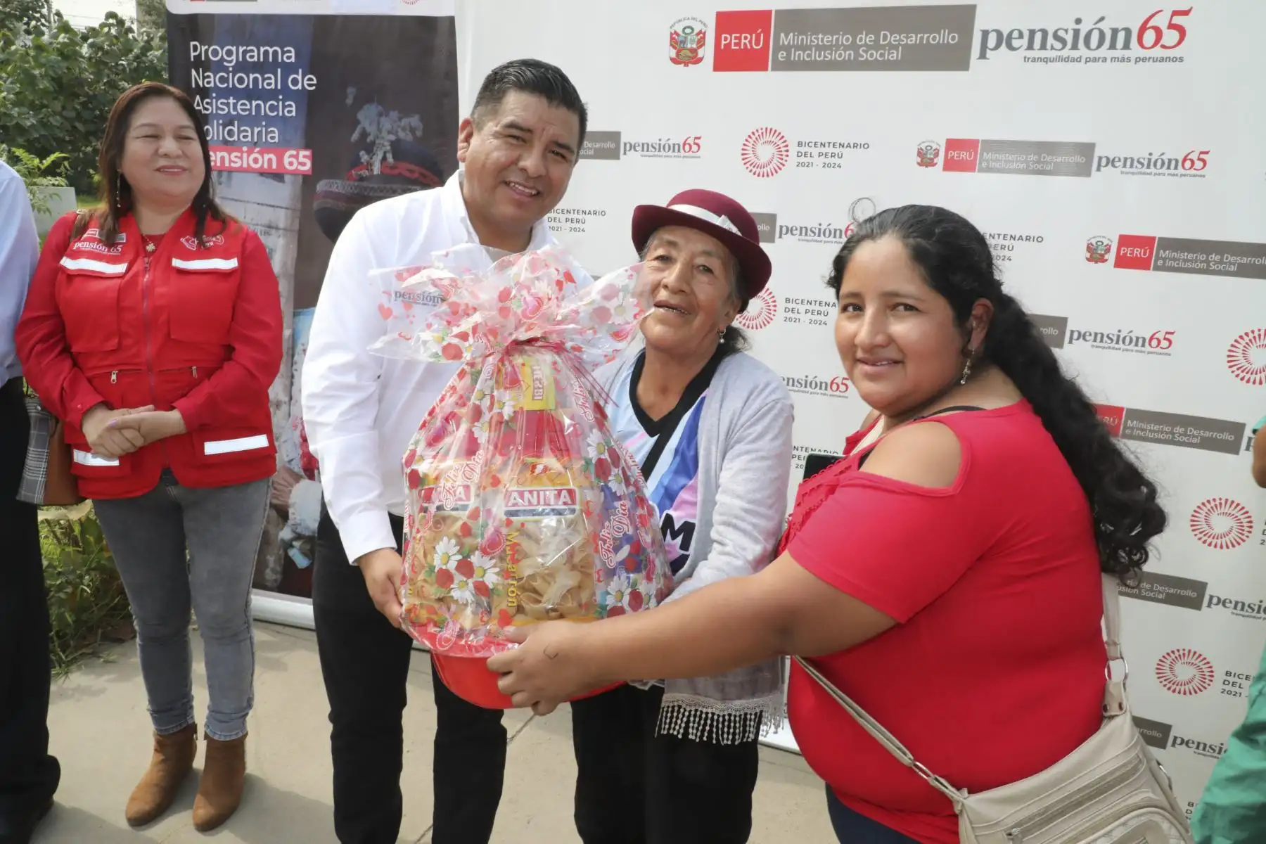 En el marco del Día de la Madre, Pensión 65 reconoció a doña Ubalda Bernal Cristóbal, una mujer de 73 años que ha sorprendido a todos sus vecinos de San Juan de Lurigancho por su historia de lucha y por haberse convertido en una pieza fundamental de la olla común “Las Triunfadoras”, ubicada en la zona de Villa Solidaridad.
Foto: Pensión 65