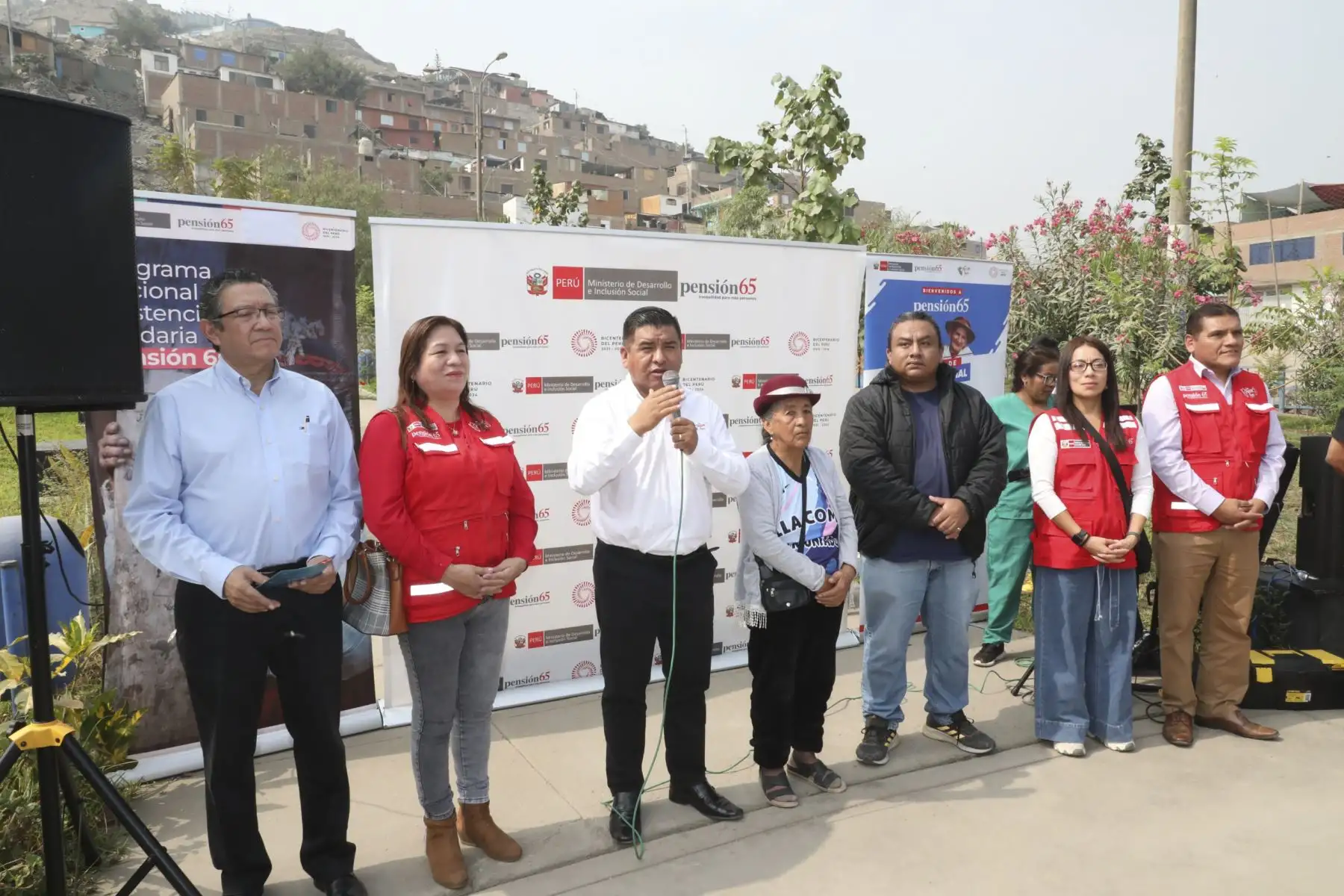 En el marco del Día de la Madre, Pensión 65 reconoció a doña Ubalda Bernal Cristóbal, una mujer de 73 años que ha sorprendido a todos sus vecinos de San Juan de Lurigancho por su historia de lucha y por haberse convertido en una pieza fundamental de la olla común “Las Triunfadoras”, ubicada en la zona de Villa Solidaridad.
Foto: Pensión 65