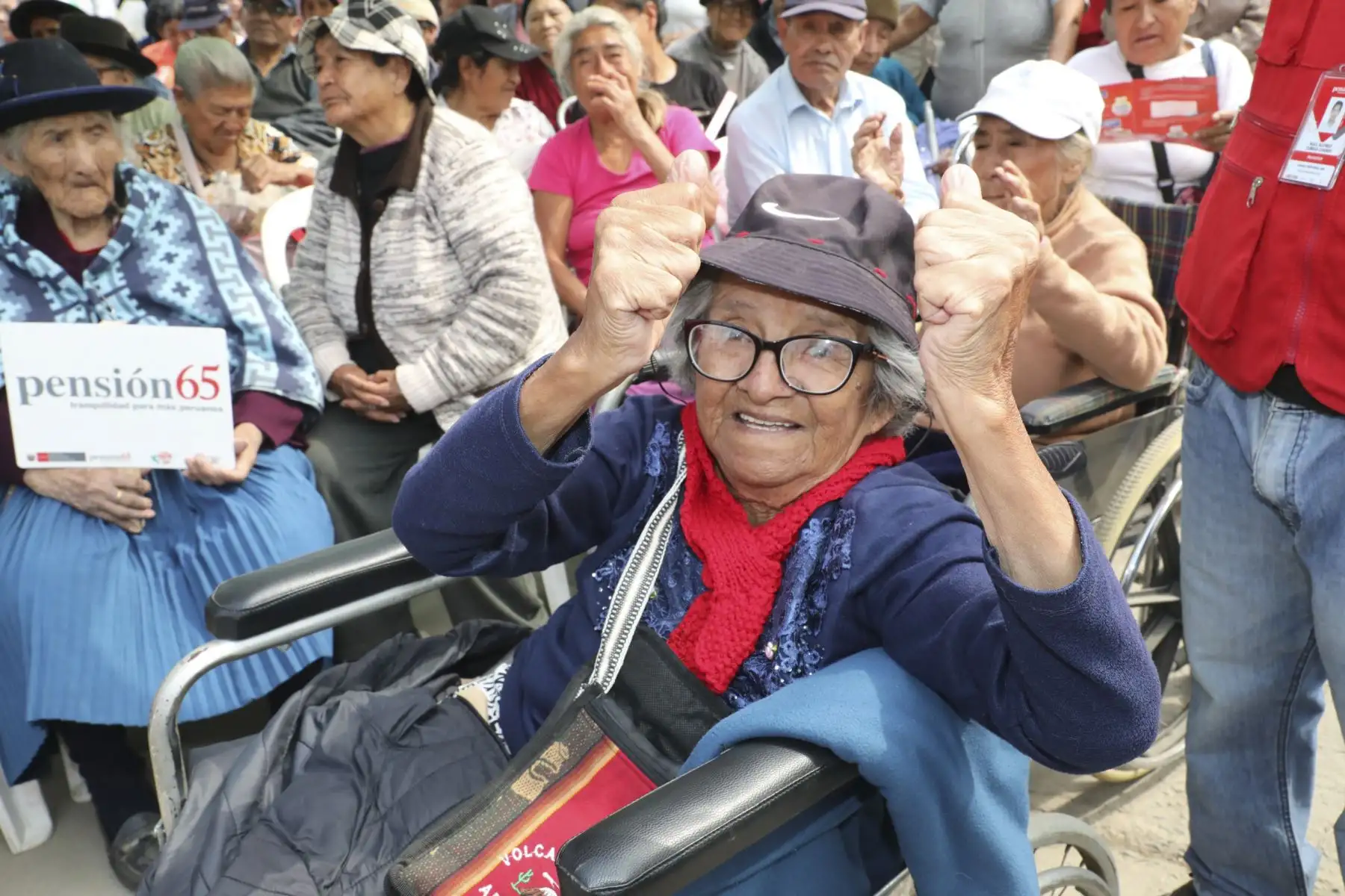 En el marco del Día de la Madre, Pensión 65 reconoció a doña Ubalda Bernal Cristóbal, una mujer de 73 años que ha sorprendido a todos sus vecinos de San Juan de Lurigancho por su historia de lucha y por haberse convertido en una pieza fundamental de la olla común “Las Triunfadoras”, ubicada en la zona de Villa Solidaridad.
Foto: Pensión 65