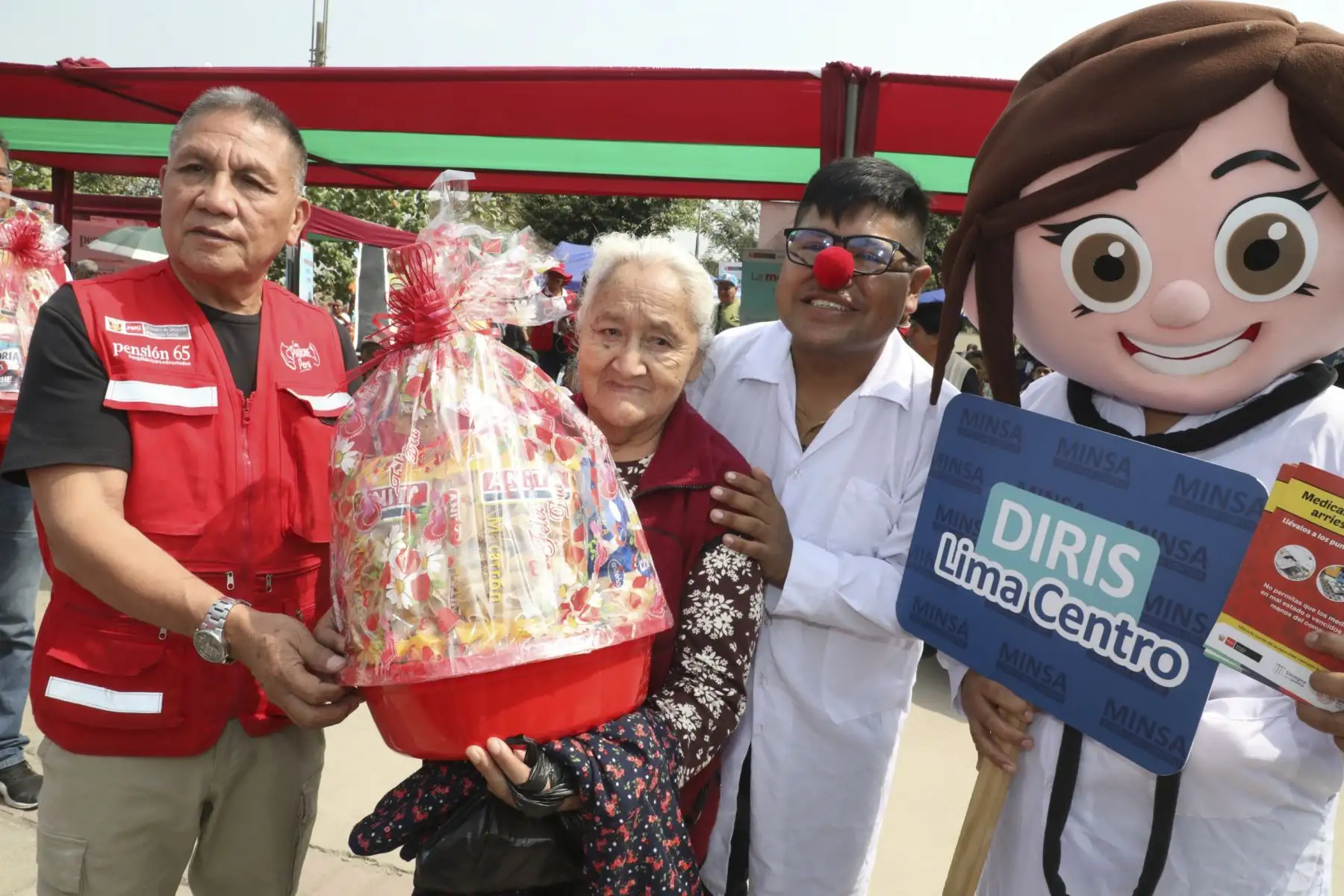En el marco del Día de la Madre, Pensión 65 reconoció a doña Ubalda Bernal Cristóbal, una mujer de 73 años que ha sorprendido a todos sus vecinos de San Juan de Lurigancho por su historia de lucha y por haberse convertido en una pieza fundamental de la olla común “Las Triunfadoras”, ubicada en la zona de Villa Solidaridad.
Foto: Pensión 65