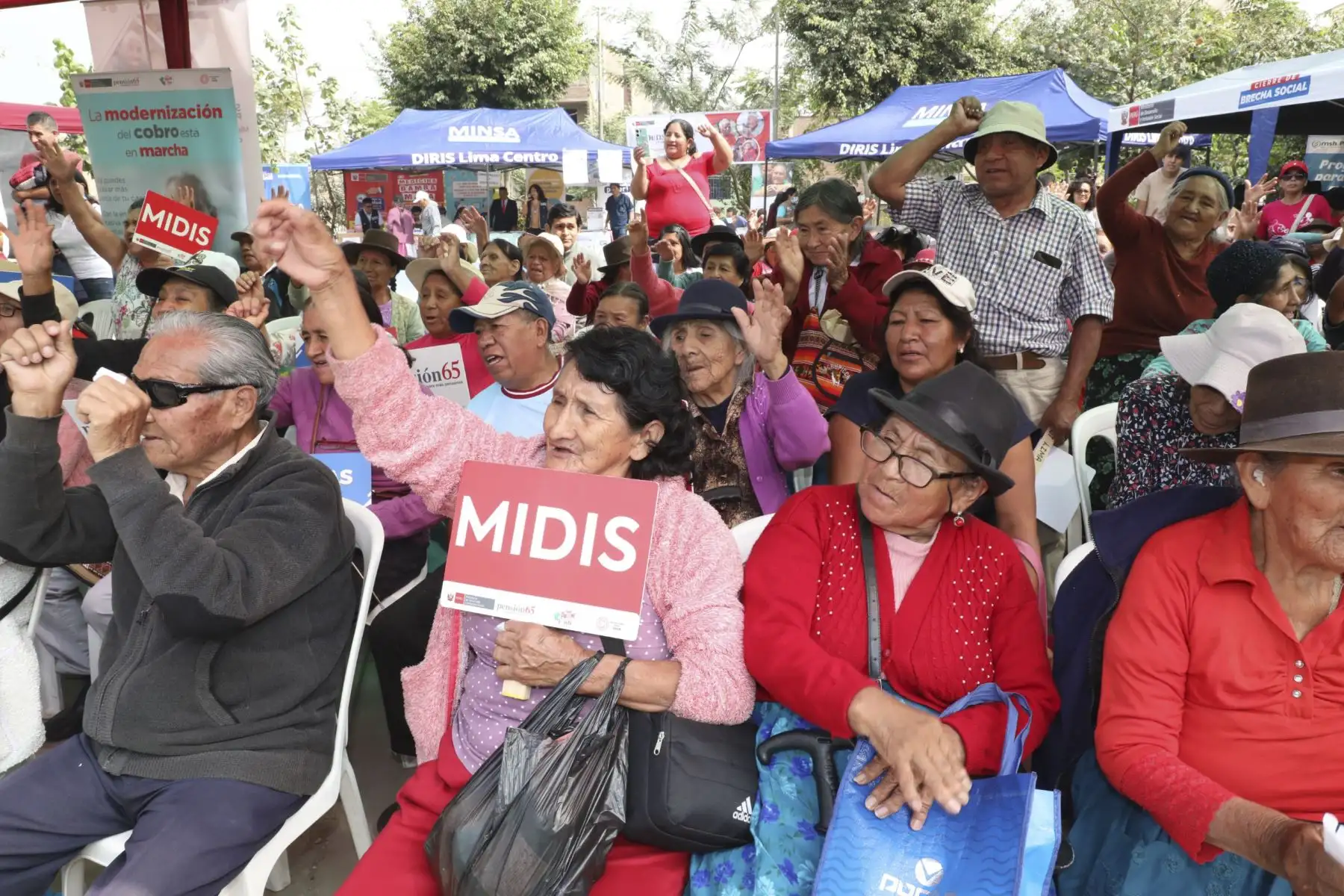 En el marco del Día de la Madre, Pensión 65 reconoció a doña Ubalda Bernal Cristóbal, una mujer de 73 años que ha sorprendido a todos sus vecinos de San Juan de Lurigancho por su historia de lucha y por haberse convertido en una pieza fundamental de la olla común “Las Triunfadoras”, ubicada en la zona de Villa Solidaridad.
Foto: Pensión 65