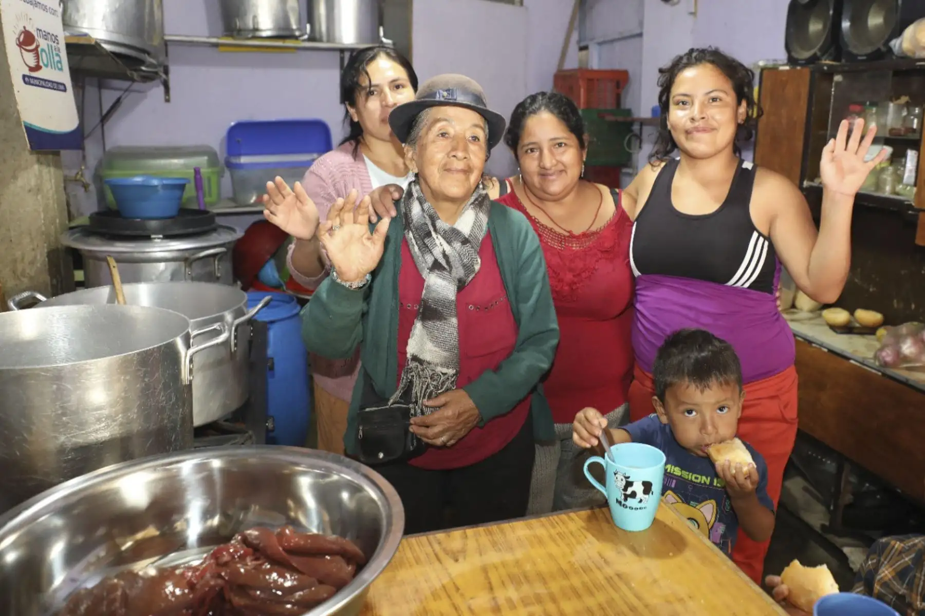 En el marco del Día de la Madre, Pensión 65 reconoció a doña Ubalda Bernal Cristóbal, una mujer de 73 años que ha sorprendido a todos sus vecinos de San Juan de Lurigancho por su historia de lucha y por haberse convertido en una pieza fundamental de la olla común “Las Triunfadoras”, ubicada en la zona de Villa Solidaridad.
Foto: Pensión 65