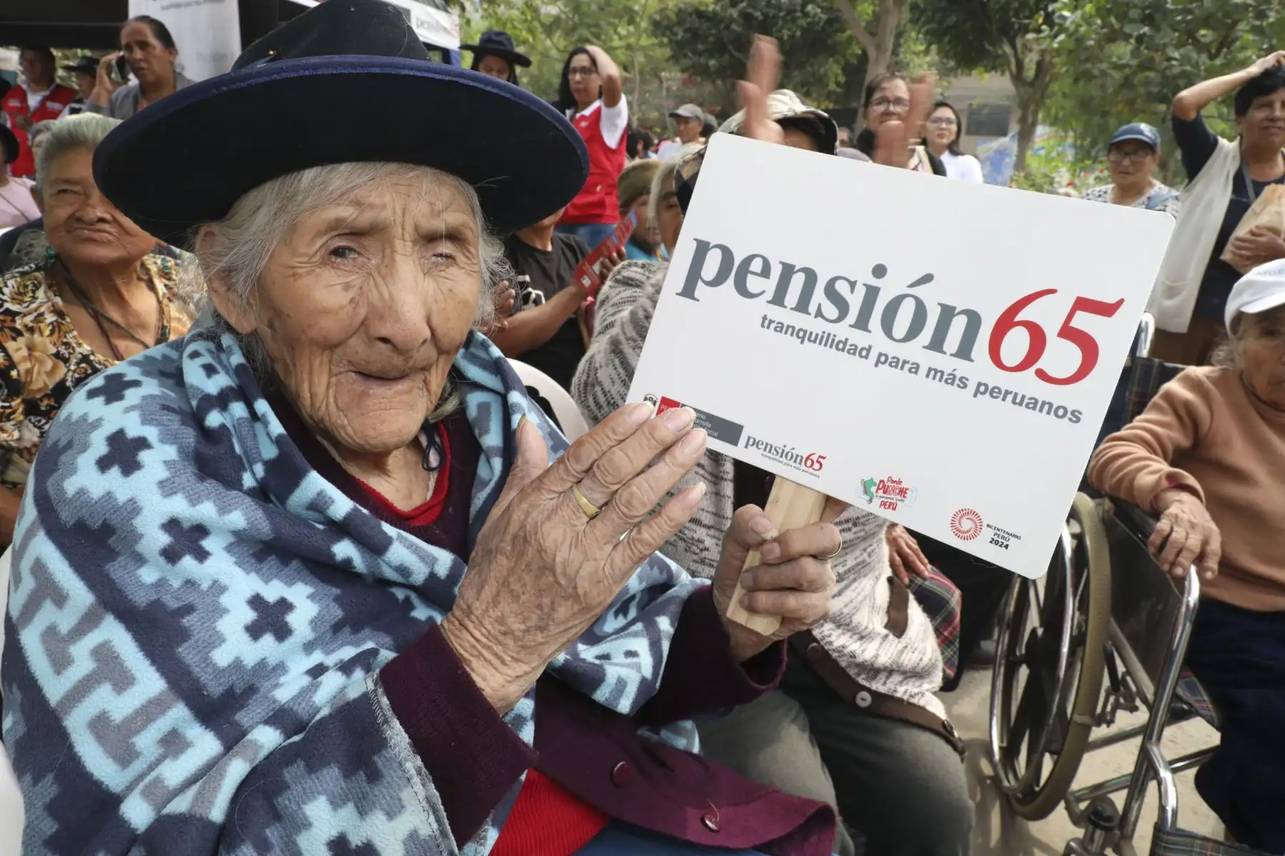 En el marco del Día de la Madre, Pensión 65 reconoció a doña Ubalda Bernal Cristóbal, una mujer de 73 años que ha sorprendido a todos sus vecinos de San Juan de Lurigancho por su historia de lucha y por haberse convertido en una pieza fundamental de la olla común “Las Triunfadoras”, ubicada en la zona de Villa Solidaridad.
Foto: Pensión 65