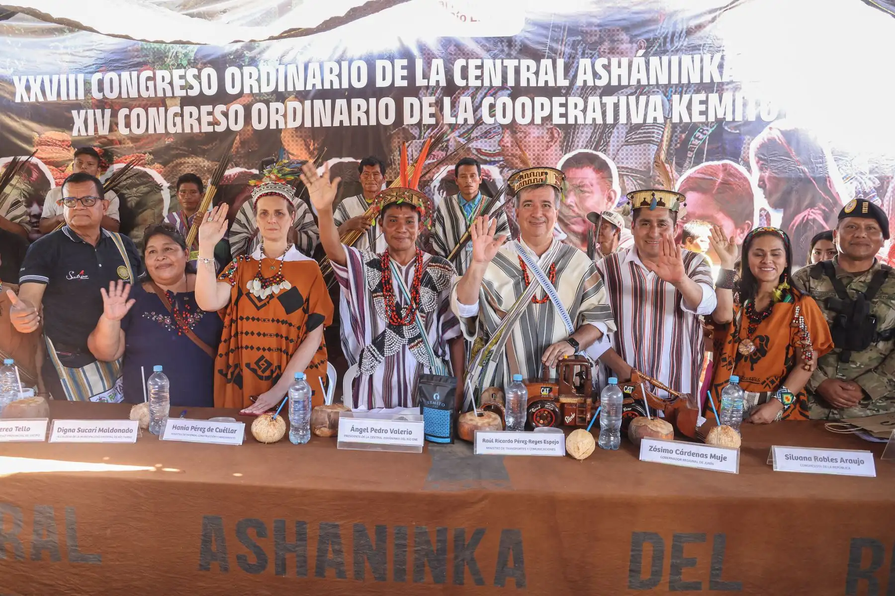 El ministro Raúl Pérez Reyes, junto a la titular de Vivienda, Hania Pérez de Cuéllar, participarón en el XXVIII Congreso Ashaninka de CARE 2024 para informar sobre los proyectos de infraestructura en transporte del MTC en la región Junín.
Foto: MTC