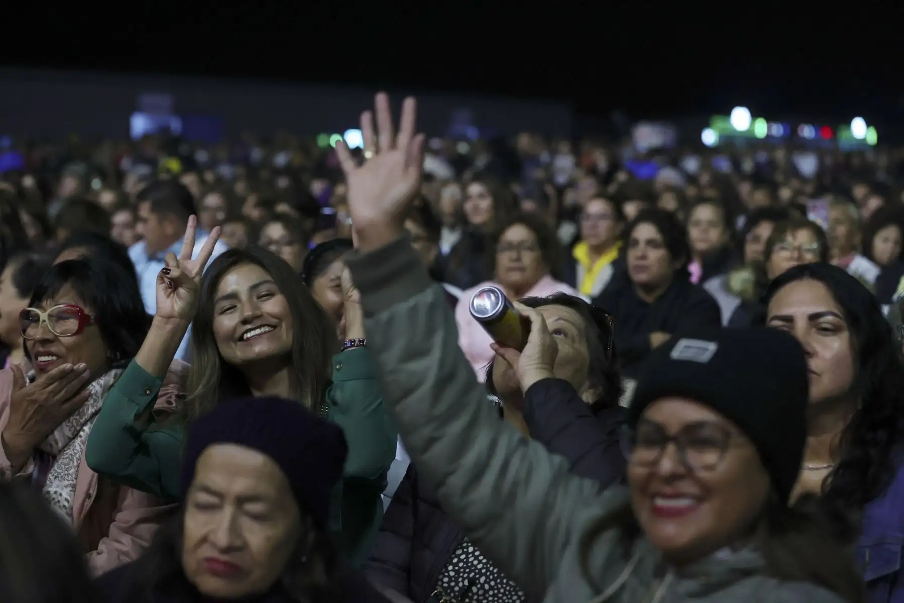 Previo a la celebración por el Día de la Madre, la cantante criolla peruana, Eva Ayllón, y la cantante chilena de música romántica deslumbraron en concierto gratuito en Lima.
Foto: ANDINA/Melina Mejía