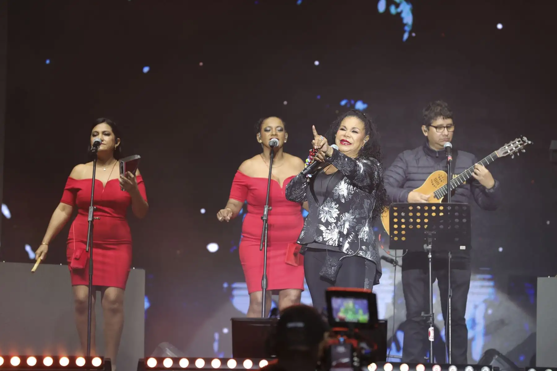 Previo a la celebración por el Día de la Madre, la cantante criolla peruana, Eva Ayllón, y la cantante chilena de música romántica deslumbraron en concierto gratuito en Lima.
Foto: ANDINA/Melina Mejía