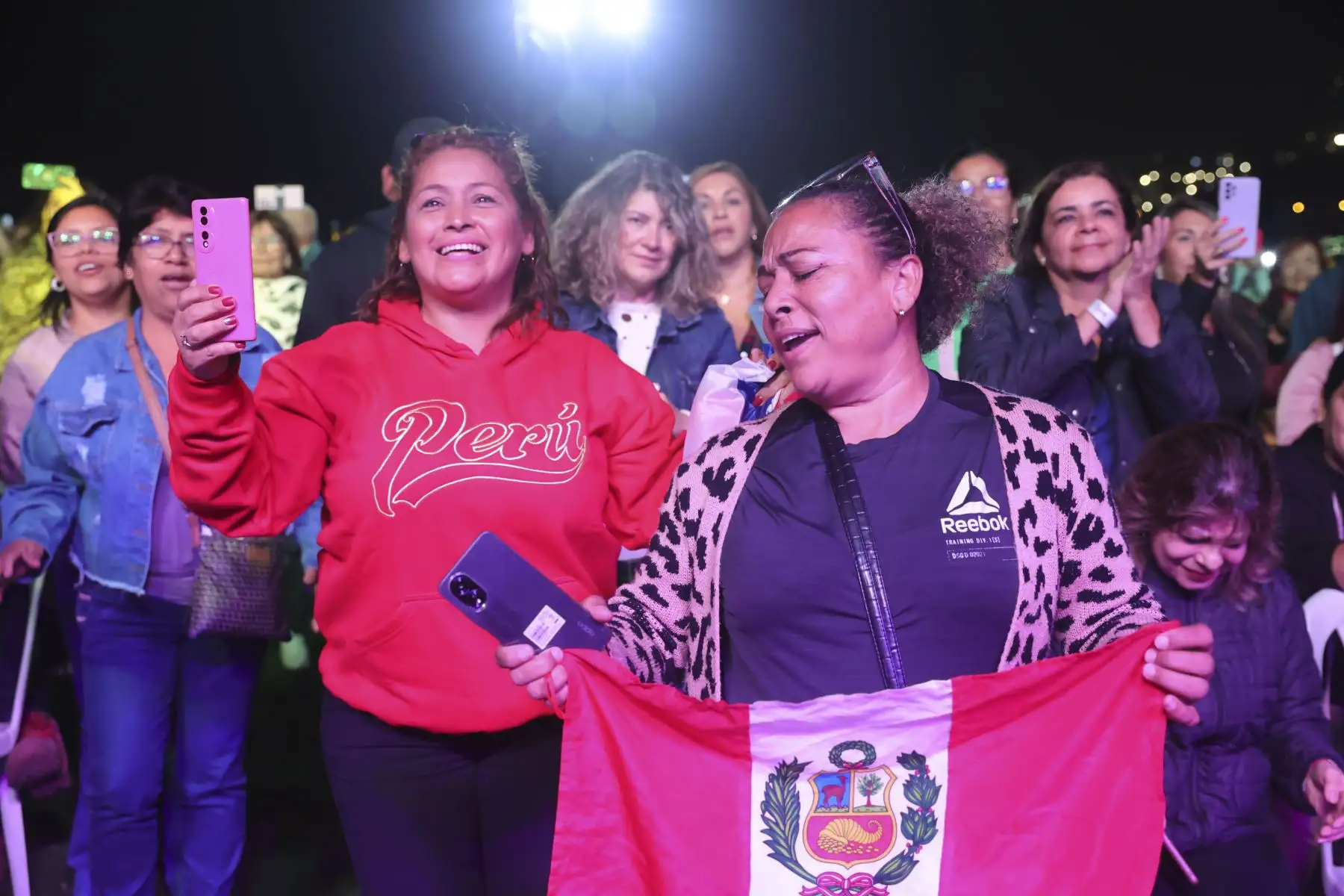 Previo a la celebración por el Día de la Madre, la cantante criolla peruana, Eva Ayllón, y la cantante chilena de música romántica deslumbraron en concierto gratuito en Lima.
Foto: ANDINA/Melina Mejía