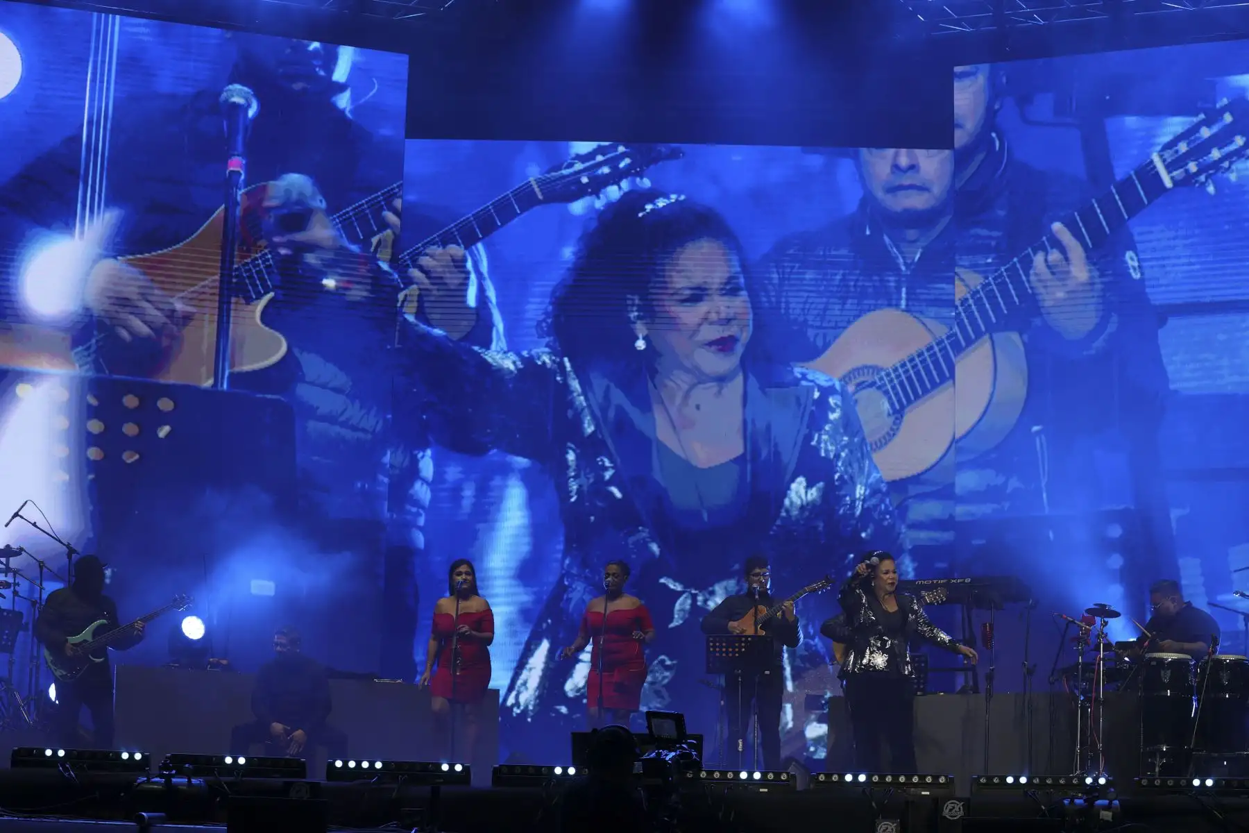 Previo a la celebración por el Día de la Madre, la cantante criolla peruana, Eva Ayllón, y la cantante chilena de música romántica deslumbraron en concierto gratuito en Lima.
Foto: ANDINA/Melina Mejía
