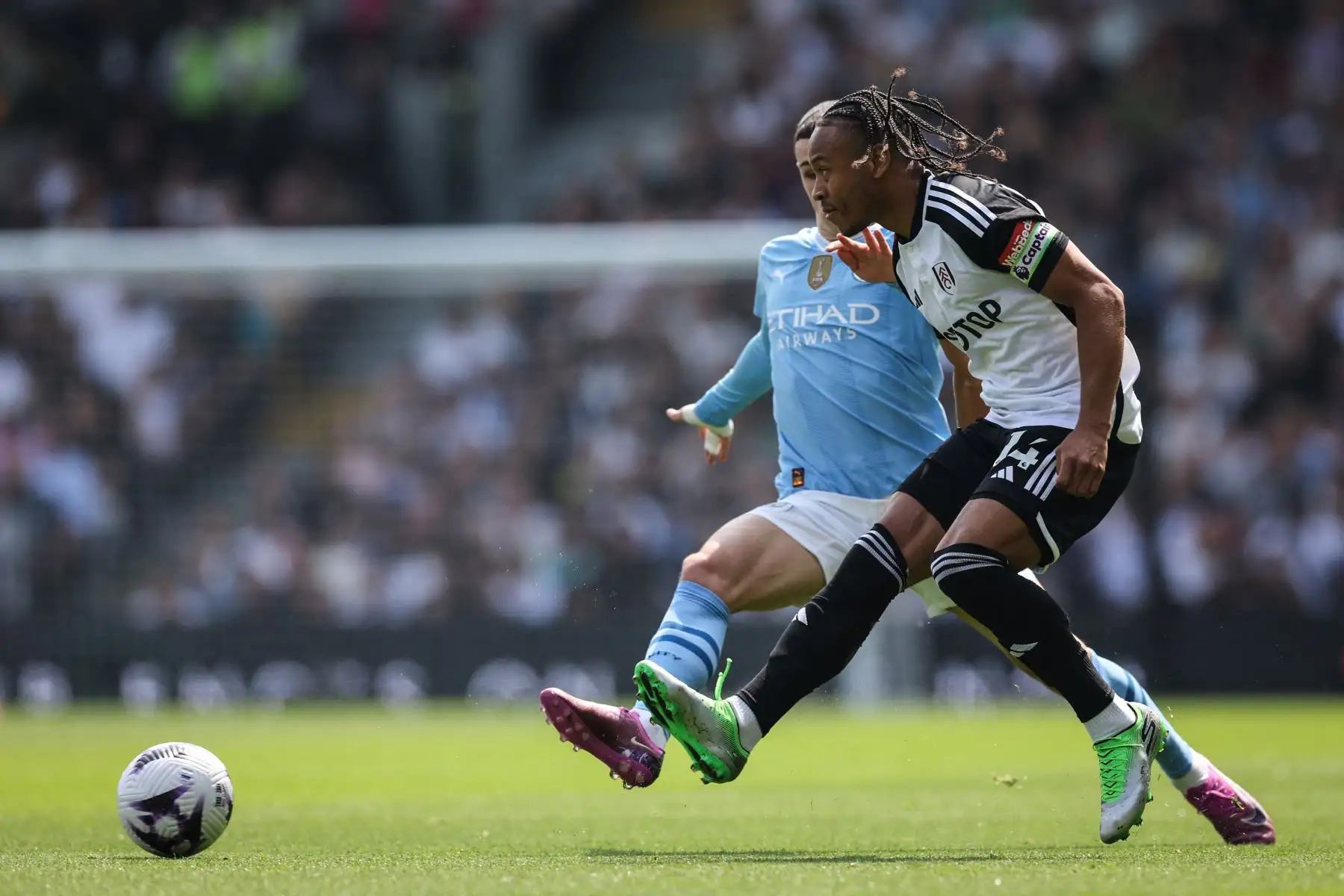 El delantero jamaicano de Fulham, Bobby Decordova-Reid, lucha por el balón con el centrocampista inglés del Manchester City Phil Foden durante el partido de fútbol de la Premier League inglesa entre Fulham y Manchester City. 
Foto: ANDINA/AFP