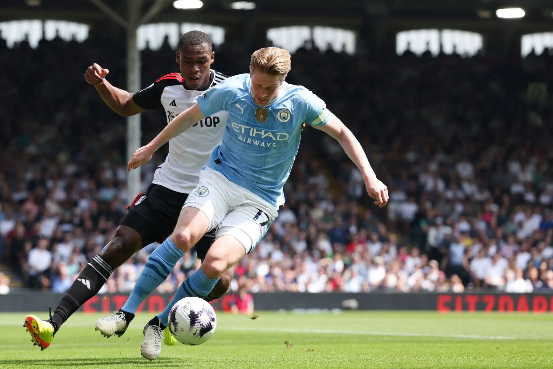 Issa Diop, defensor francés del Fulham, lucha por el balón con el centrocampista belga del Manchester City Kevin De Bruyne durante el partido de fútbol de la Premier League inglesa entre Fulham y Manchester City. 
Foto: ANDINA/AFP
