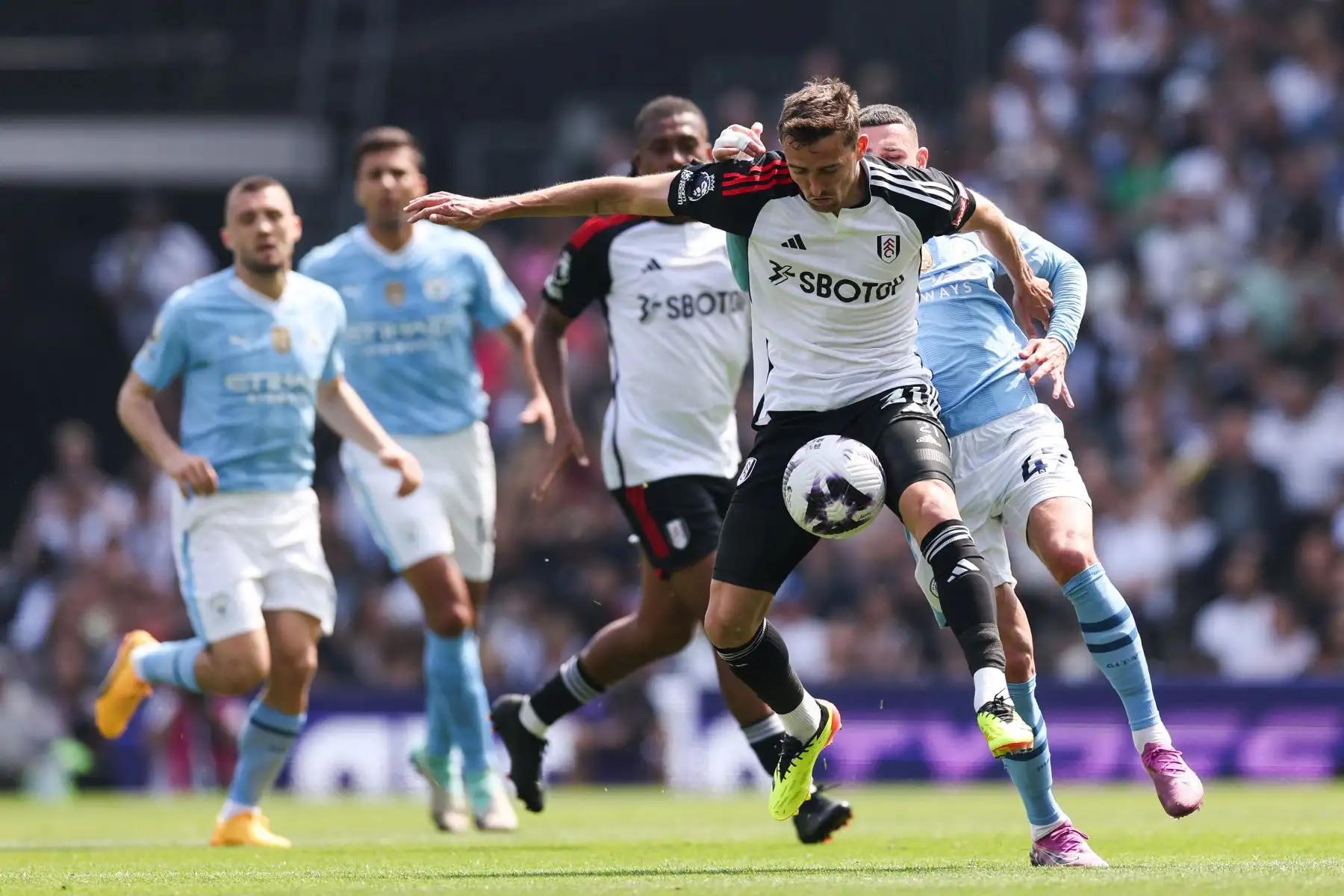 El defensa belga  del Fulham, Timothy Castagne, compite por el balón con el centrocampista inglés del Manchester City  Phil Foden durante el partido de fútbol de la Premier League inglesa entre Fulham y Manchester City.
Foto: ANDINA/AFP