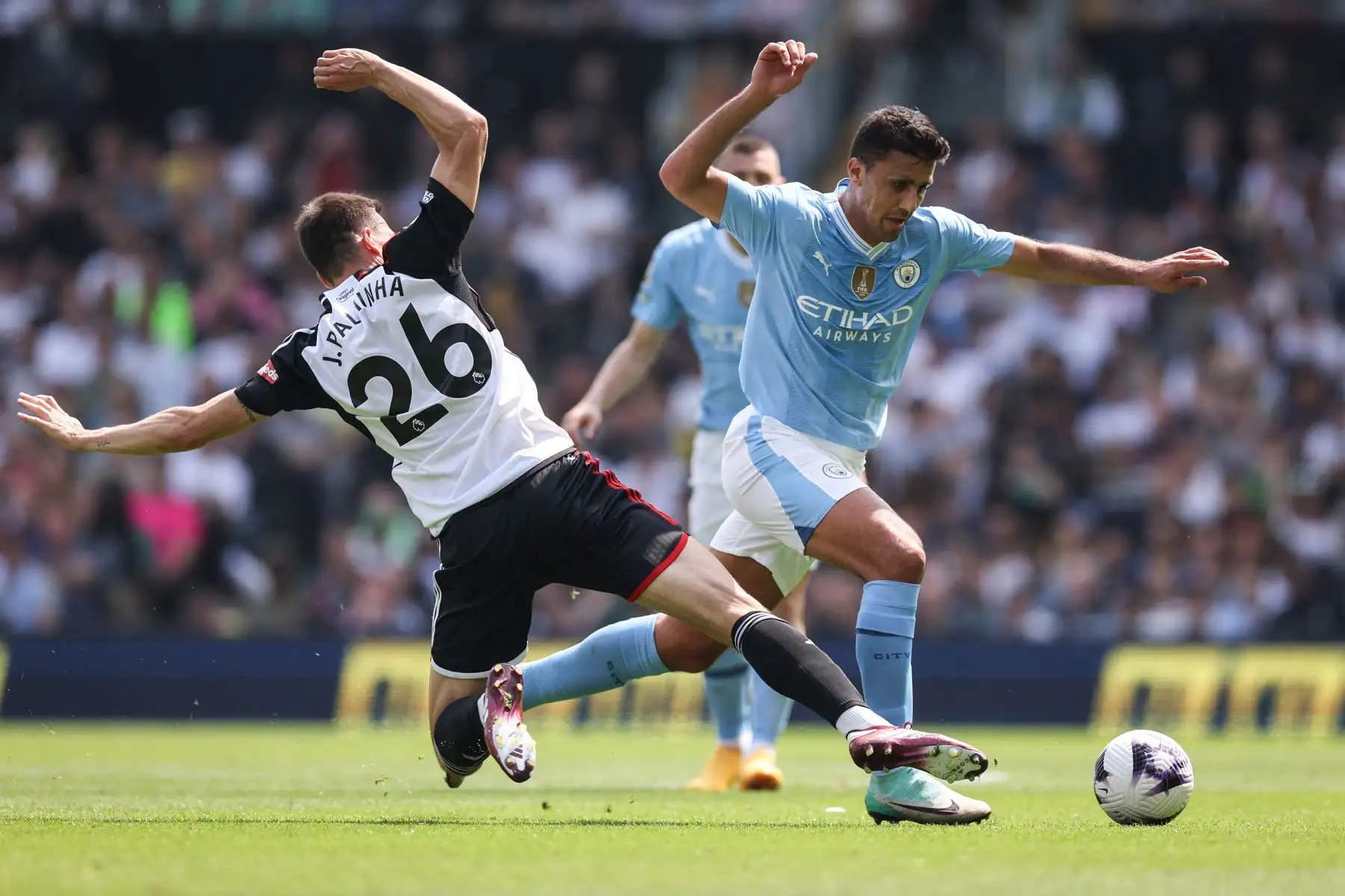 El centrocampista portugués del Fulham  Joao Palhinha lucha por el balón con el centrocampista español del Manchester City Rodri durante el partido de fútbol de la Premier League inglesa entre Fulham y Manchester City. Foto: ANDINA/AFP