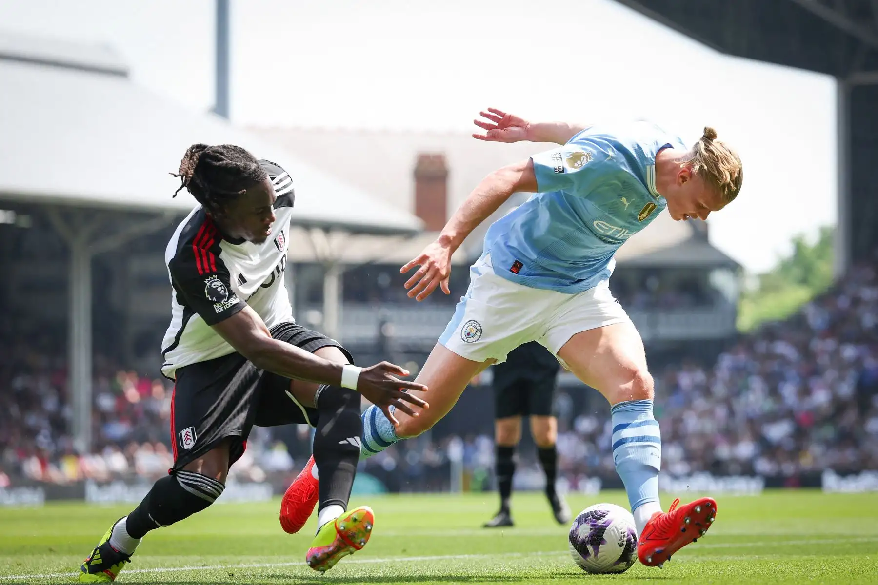 Calvin Bassey, defensor nigeriano nacido en Italia del Fulham, lucha por el balón con el delantero noruego del Manchester City Erling Haaland durante el partido de fútbol de la Premier League inglesa entre Fulham y Manchester City.
Foto: ANDINA/ AFP