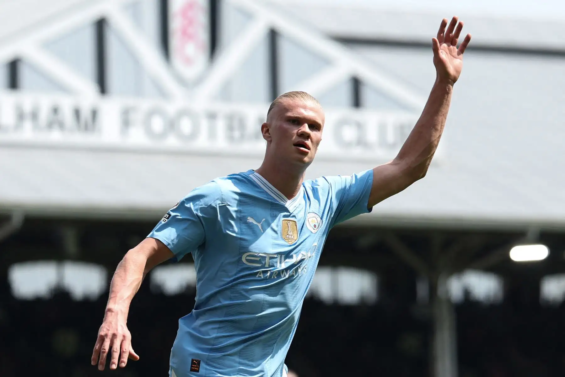 El delantero noruego del Manchester City, Erling Haaland, hace gestos durante el partido de fútbol de la Premier League inglesa entre Fulham y Manchester City. 
Foto: ANDINA/AFP