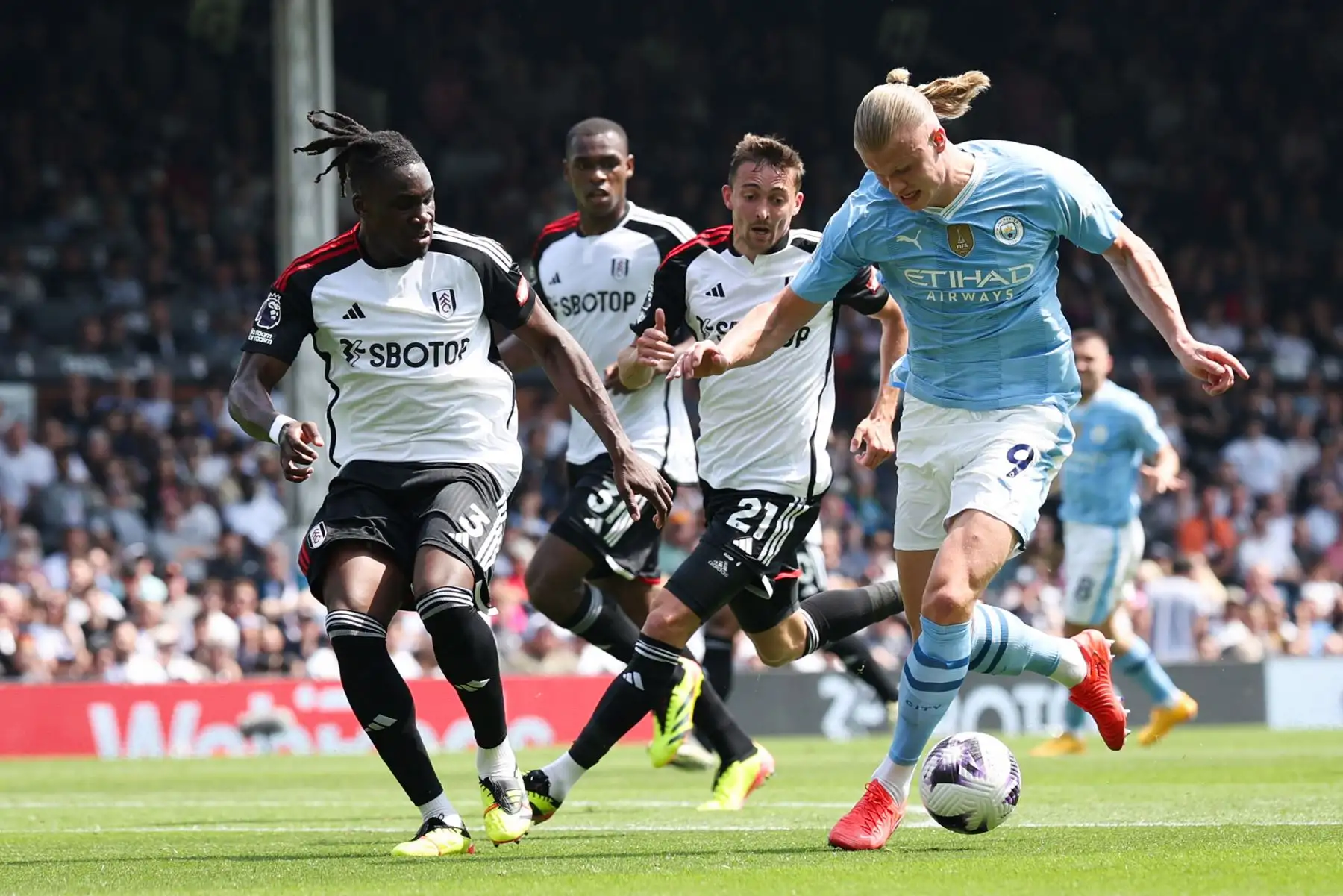 El defensor nigeriano nacido en Italia del Fulham Calvin Bassey compite por el balón con el delantero noruego del Manchester City Erling Haaland durante el partido de fútbol de la Premier League inglesa entre Fulham y Manchester City.
Foto: ANDINA/AFP