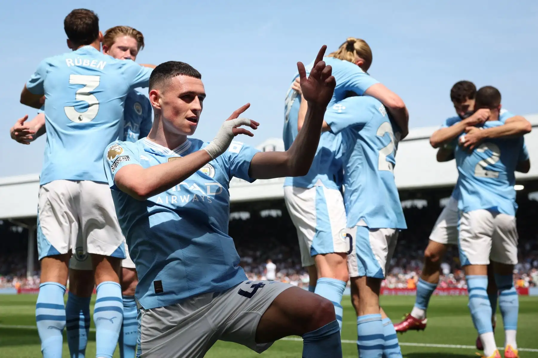 El centrocampista inglés del Manchester City, Phil Foden, celebra marcar el segundo gol del equipo durante el partido de fútbol de la Premier League inglesa entre Fulham y Manchester City. 
Foto: ANDINA/AFP