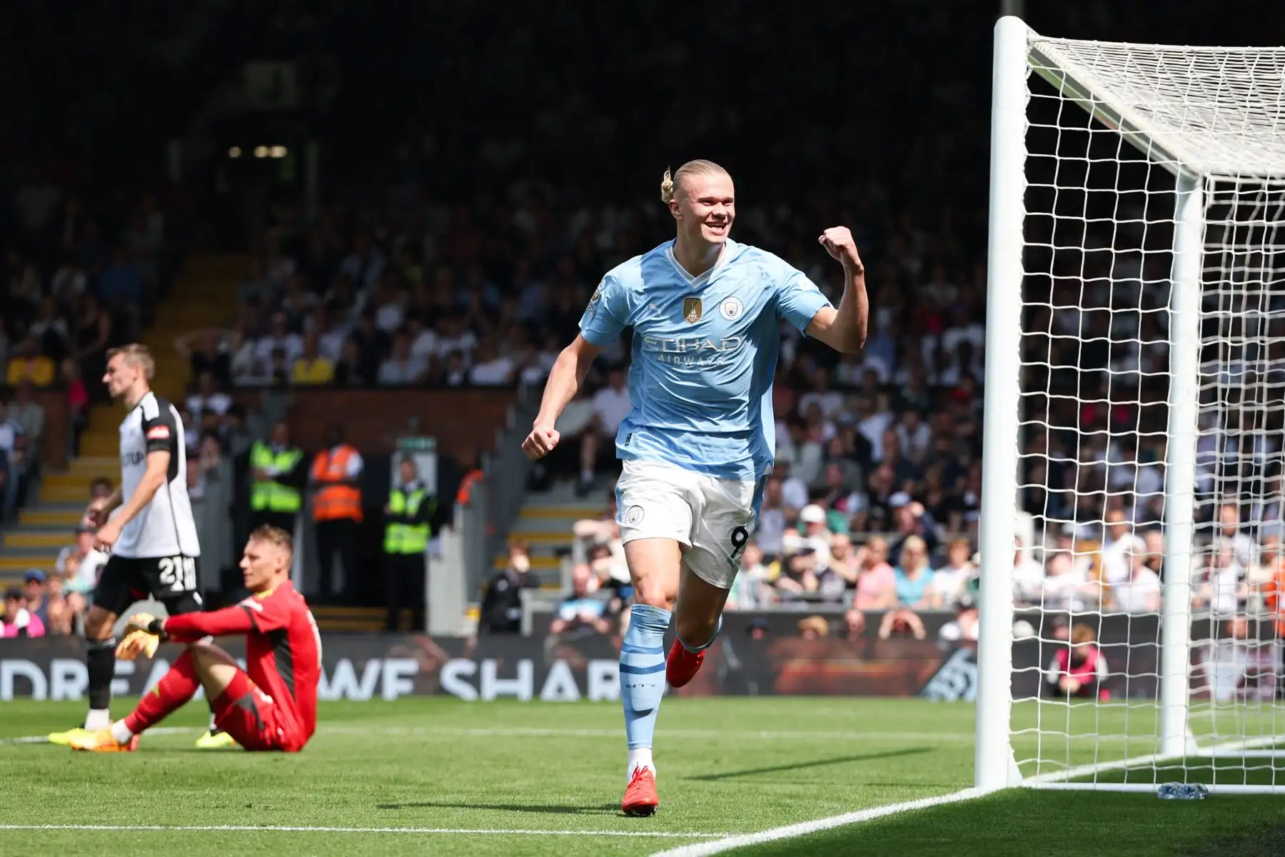 El delantero noruego del Manchester City Erling Haaland celebra que el centrocampista inglés del Manchester City Phil Foden anotó el segundo gol del equipo durante el partido de fútbol de la Premier League inglesa entre Fulham y Manchester City. Foto. ANDINA/AFP