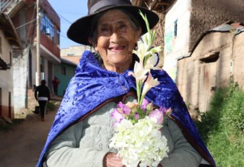 Carmen Cóndor de Martel, de 90 años y usuaria del programa de Pensión 65 que sacó adelante a su familia con la preparación de los platos más tradicionales de su departamento, alimentando las almas de miles de personas que han recibido un bocado de sus mágicas manos.
