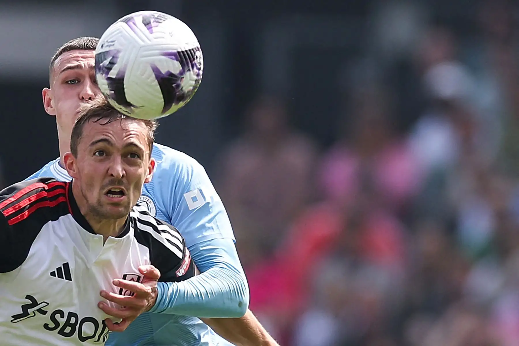 El defensa belga del Fulham, Timothy Castagne, compite por el balón con el centrocampista inglés del Manchester City  Phil Foden durante el partido de fútbol de la Premier League inglesa entre Fulham y Manchester City.
Foto: ANDINA/AFP